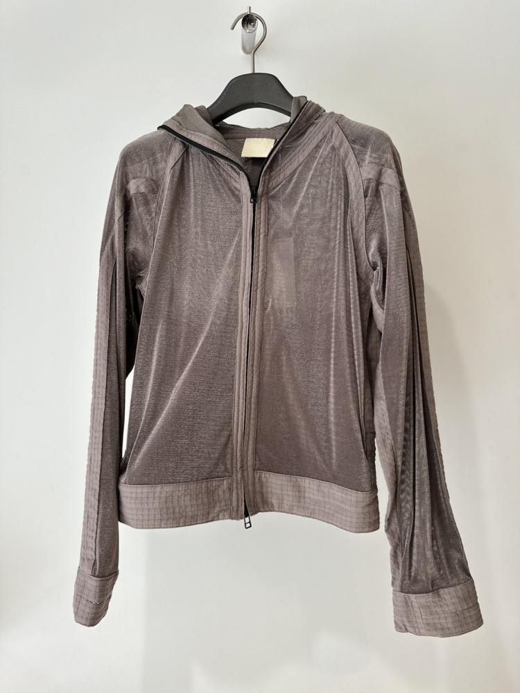 JIAN YE<br />MESH HOODIE  / BROWN<img class='new_mark_img2' src='https://img.shop-pro.jp/img/new/icons47.gif' style='border:none;display:inline;margin:0px;padding:0px;width:auto;' />