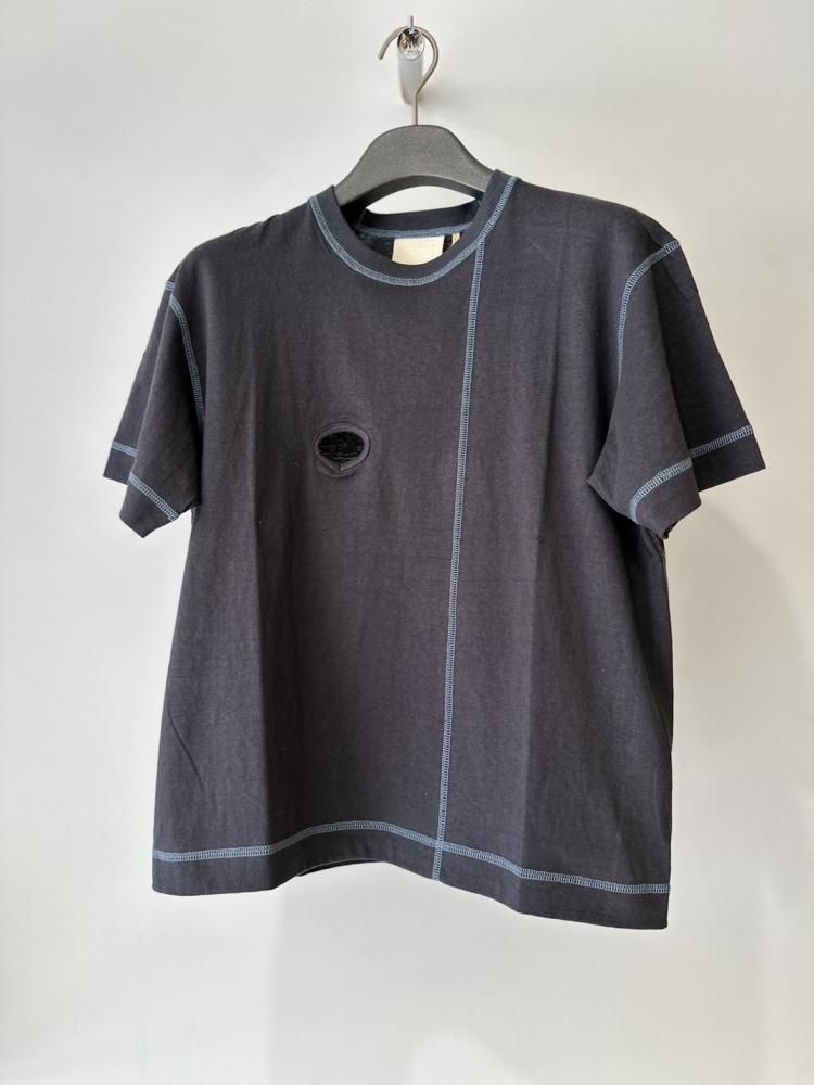JIAN YE<br />ONEEYE T / CHARCOAL<img class='new_mark_img2' src='https://img.shop-pro.jp/img/new/icons14.gif' style='border:none;display:inline;margin:0px;padding:0px;width:auto;' />