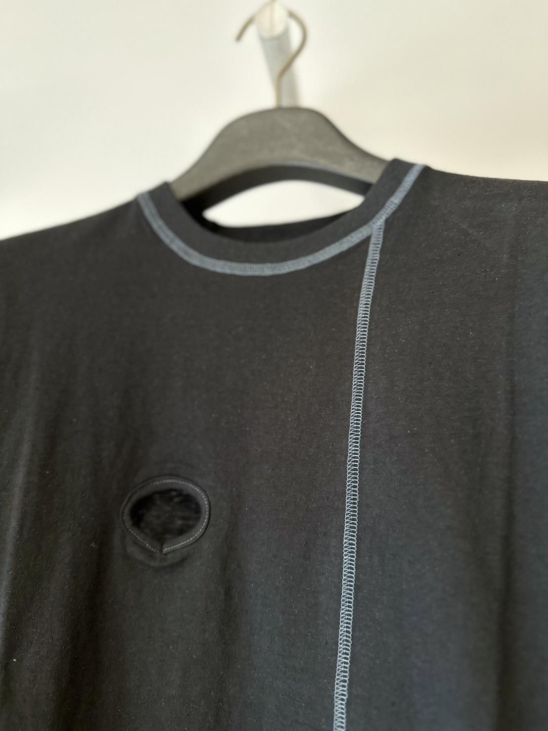 JIAN YE<br />ONEEYE T / CHARCOAL<img class='new_mark_img2' src='https://img.shop-pro.jp/img/new/icons14.gif' style='border:none;display:inline;margin:0px;padding:0px;width:auto;' />