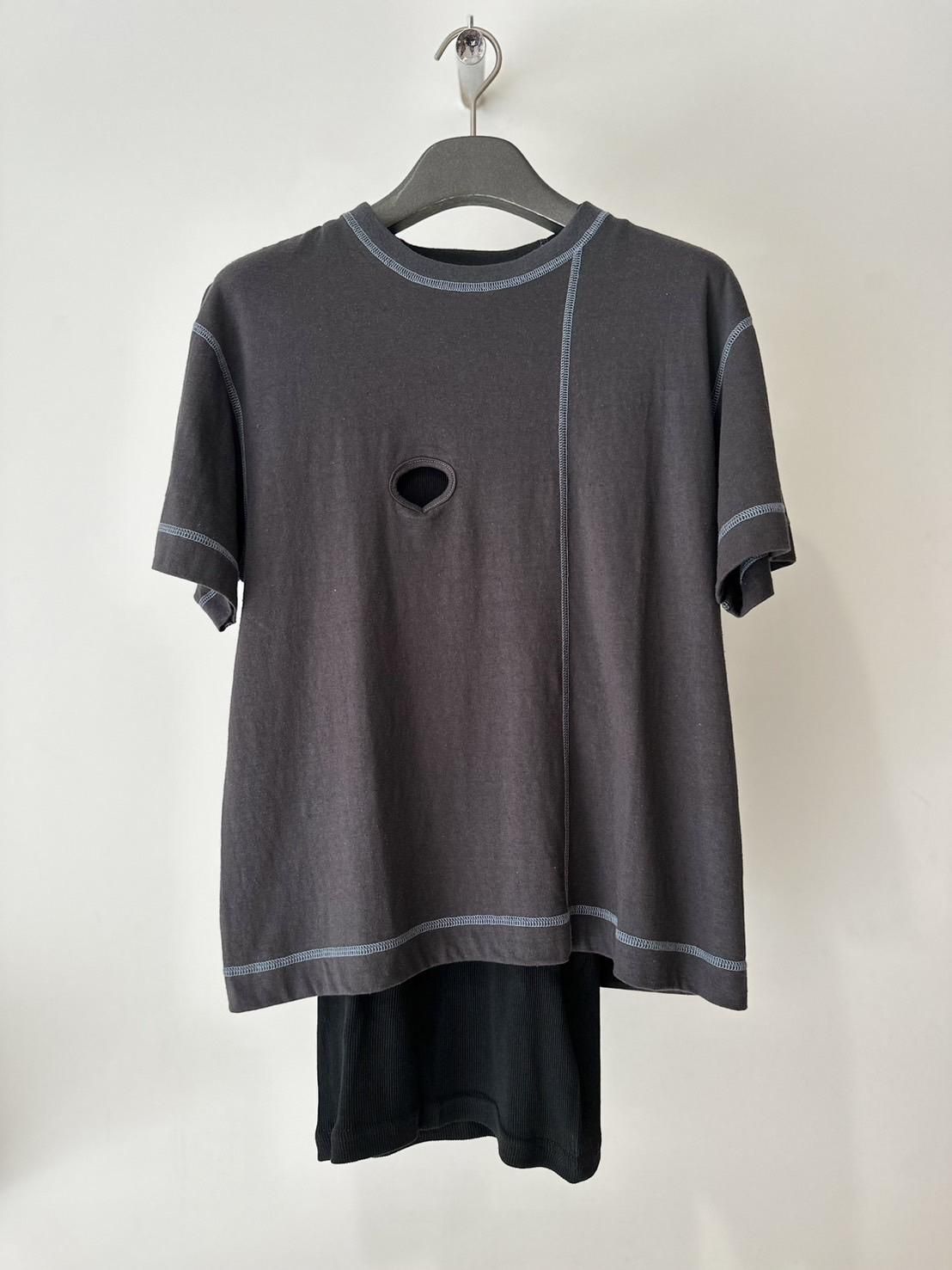 JIAN YE<br />ONEEYE T / CHARCOAL<img class='new_mark_img2' src='https://img.shop-pro.jp/img/new/icons14.gif' style='border:none;display:inline;margin:0px;padding:0px;width:auto;' />
