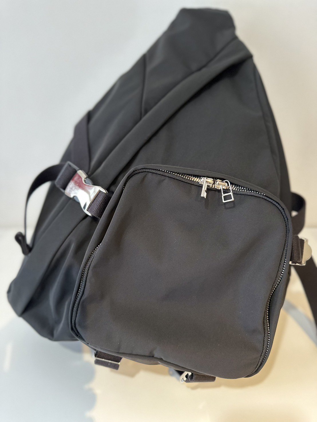 soe<br />Triangle Bag Solotex / BLACK<img class='new_mark_img2' src='https://img.shop-pro.jp/img/new/icons14.gif' style='border:none;display:inline;margin:0px;padding:0px;width:auto;' />