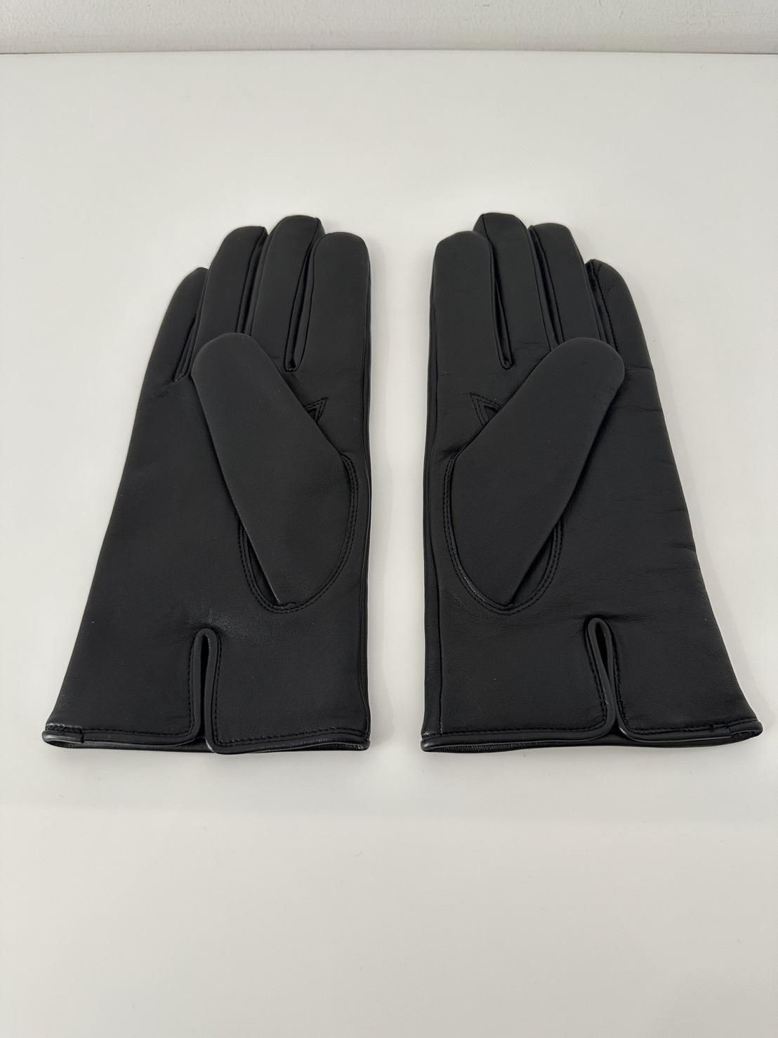 HIDAKA<br />VINTAGE WATCH GLOVE / BLACK <img class='new_mark_img2' src='https://img.shop-pro.jp/img/new/icons47.gif' style='border:none;display:inline;margin:0px;padding:0px;width:auto;' />