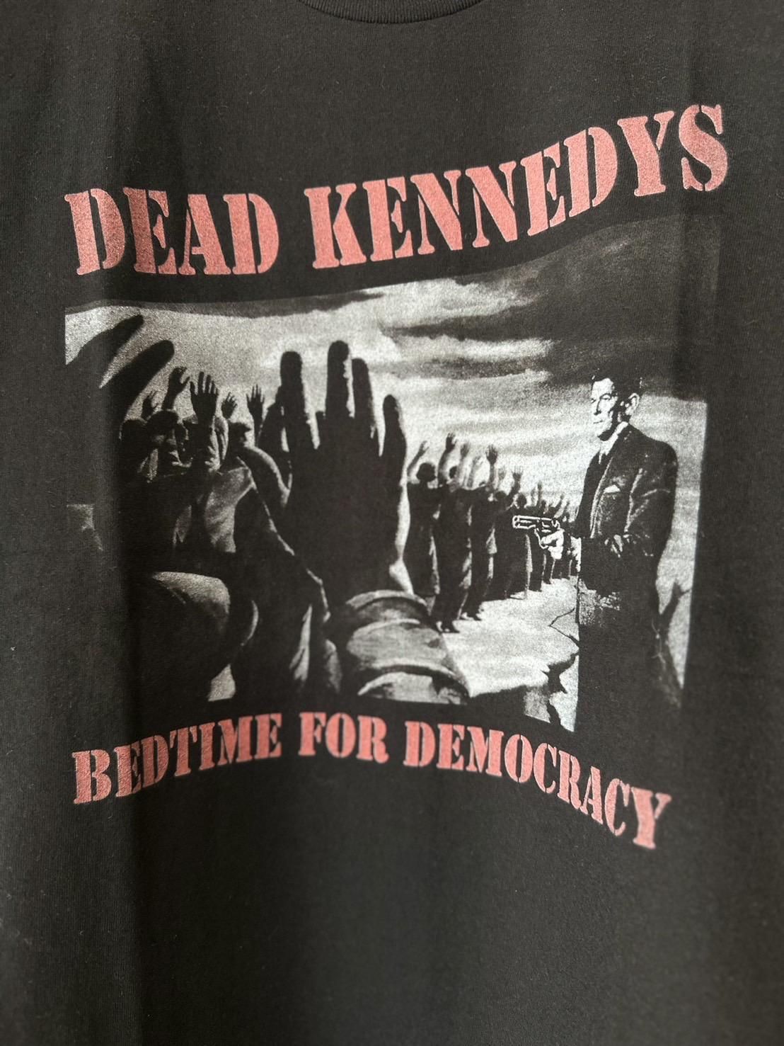 BLUESCENTRIC<br />DEAD KENNEDYS Bedtime for Democracy Heavy Style Tee / Black<img class='new_mark_img2' src='https://img.shop-pro.jp/img/new/icons47.gif' style='border:none;display:inline;margin:0px;padding:0px;width:auto;' />