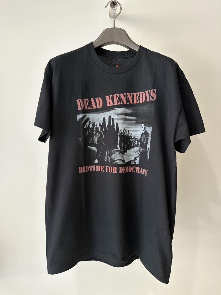 BLUESCENTRIC<br />DEAD KENNEDYS Bedtime for Democracy Heavy Style Tee / Black<img class='new_mark_img2' src='https://img.shop-pro.jp/img/new/icons14.gif' style='border:none;display:inline;margin:0px;padding:0px;width:auto;' />