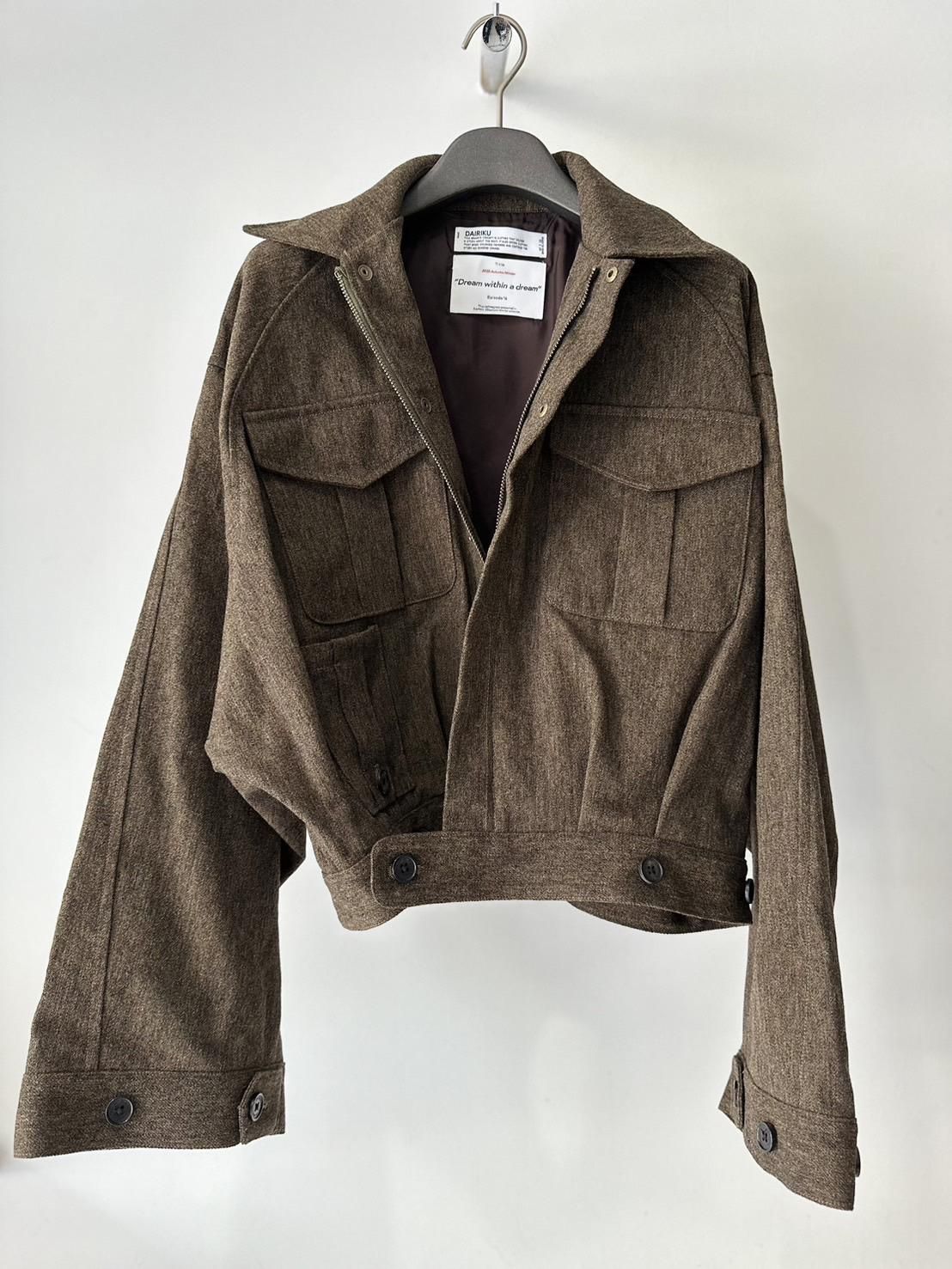 DAIRIKU<br />Inception Big-Sleeve Blitish JKT / Khaki<img class='new_mark_img2' src='https://img.shop-pro.jp/img/new/icons47.gif' style='border:none;display:inline;margin:0px;padding:0px;width:auto;' />