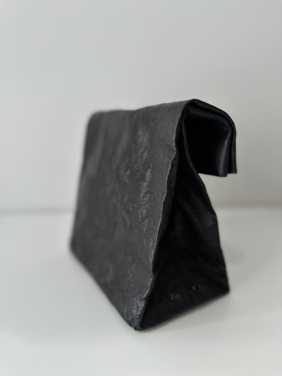 DAIRIKU<br />Shape memory artificial leather Paper Bag / Black<img class='new_mark_img2' src='https://img.shop-pro.jp/img/new/icons47.gif' style='border:none;display:inline;margin:0px;padding:0px;width:auto;' />