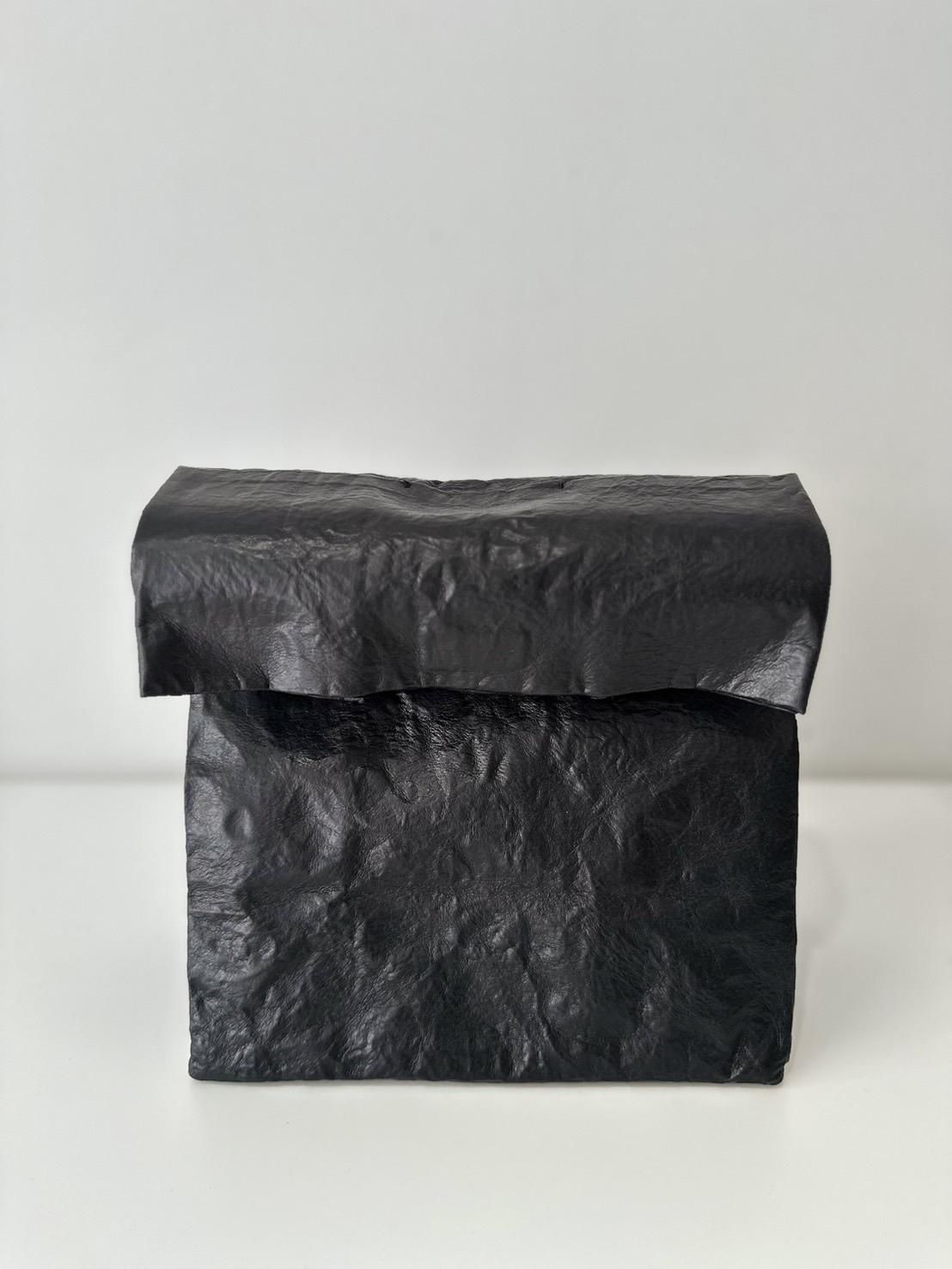 DAIRIKU<br />Shape memory artificial leather Paper Bag / Black<img class='new_mark_img2' src='https://img.shop-pro.jp/img/new/icons47.gif' style='border:none;display:inline;margin:0px;padding:0px;width:auto;' />