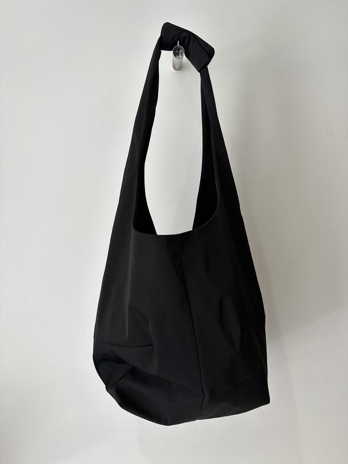 soe<br />3D Tote Solotex / BLACK<img class='new_mark_img2' src='https://img.shop-pro.jp/img/new/icons14.gif' style='border:none;display:inline;margin:0px;padding:0px;width:auto;' />