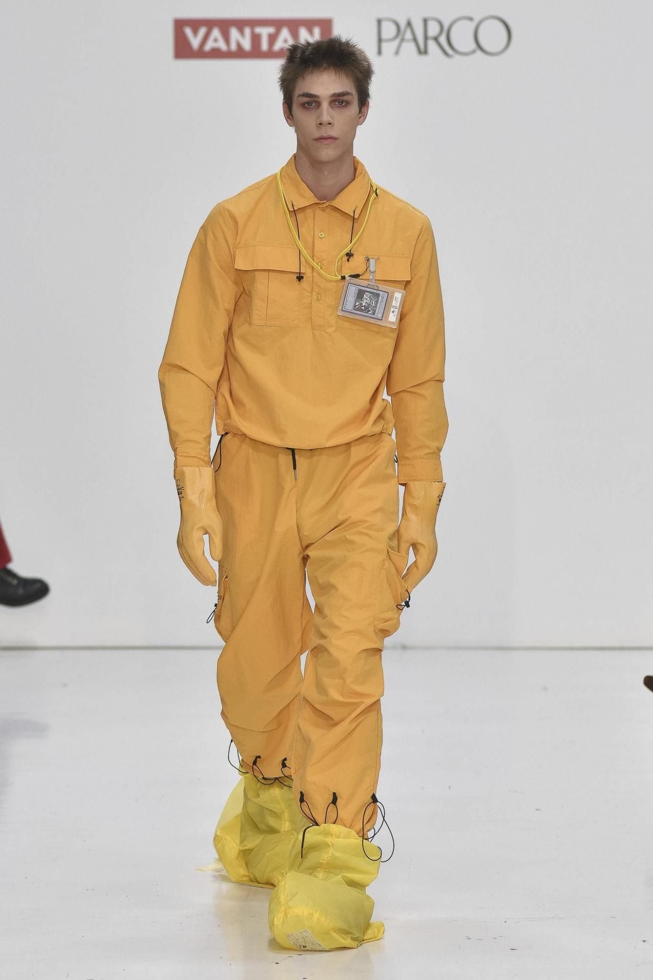 LITTLE.BEDROOM<br />anorak tech shirt / yellow<img class='new_mark_img2' src='https://img.shop-pro.jp/img/new/icons14.gif' style='border:none;display:inline;margin:0px;padding:0px;width:auto;' />