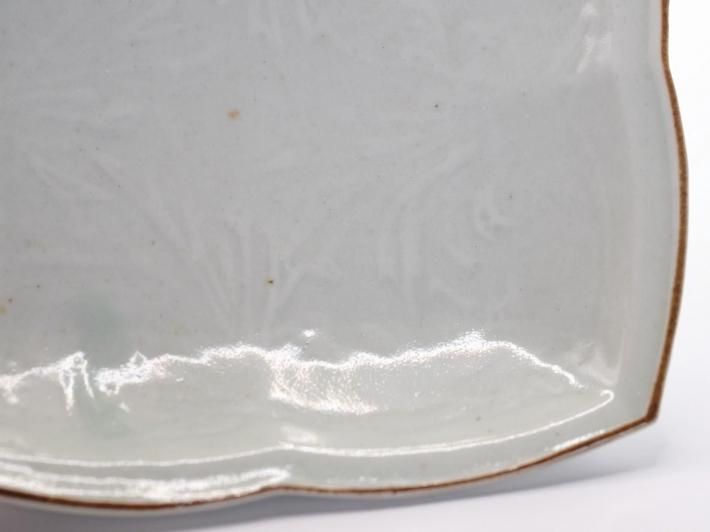 浜野まゆみ 陽刻唐草紋四弁皿 - 草堂