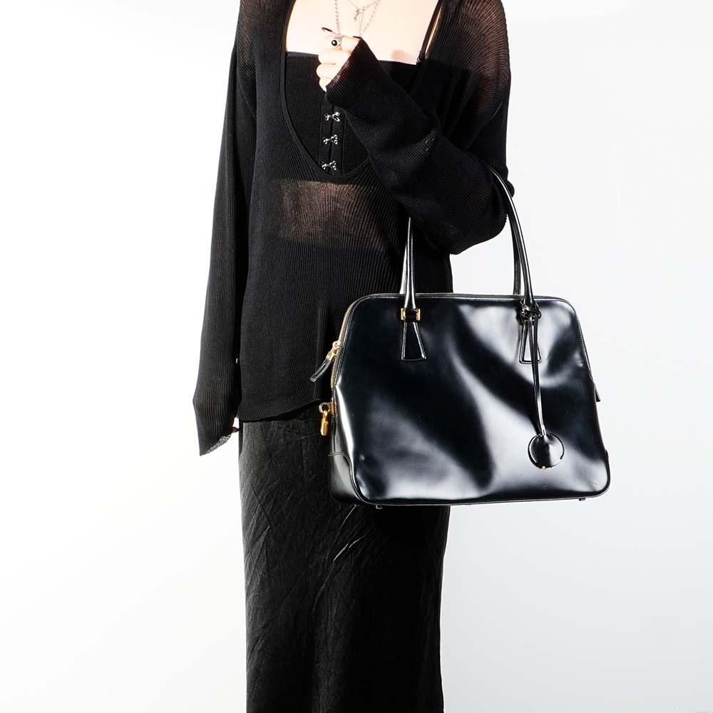 Ferragamo フェラガモ スクエアカデナハンドバッグ ブラック