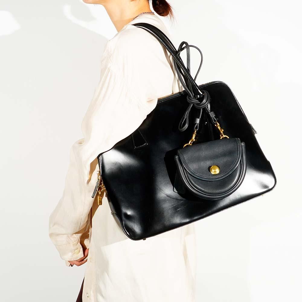 Ferragamo フェラガモ スクエアカデナハンドバッグ ブラック