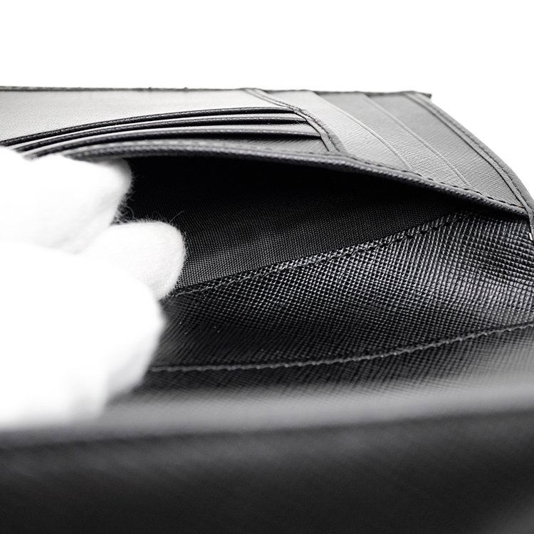 サフィアーノロゴプレート三つ折り財布 ブラック ヴィンテージ|プラダ