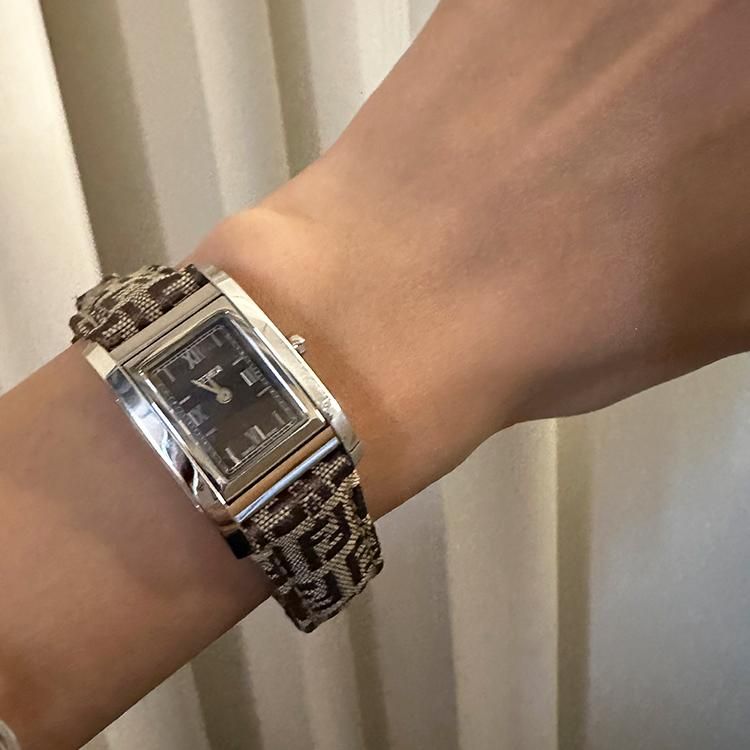 FENDI フェンディ 腕時計 レディース バングル ズッカ ベルト L22