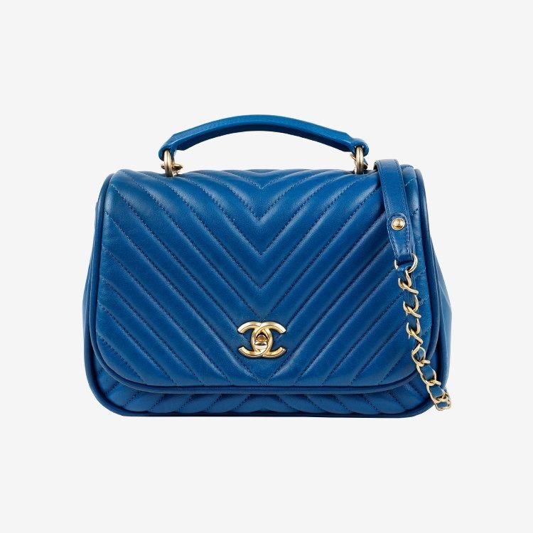 極美品】シャネル シェブロン Vステッチ 2WAYハンドバッグ ブルー 極美品】シャネル シェブロン Vステッチ 2WAYハンドバッグ ブルー