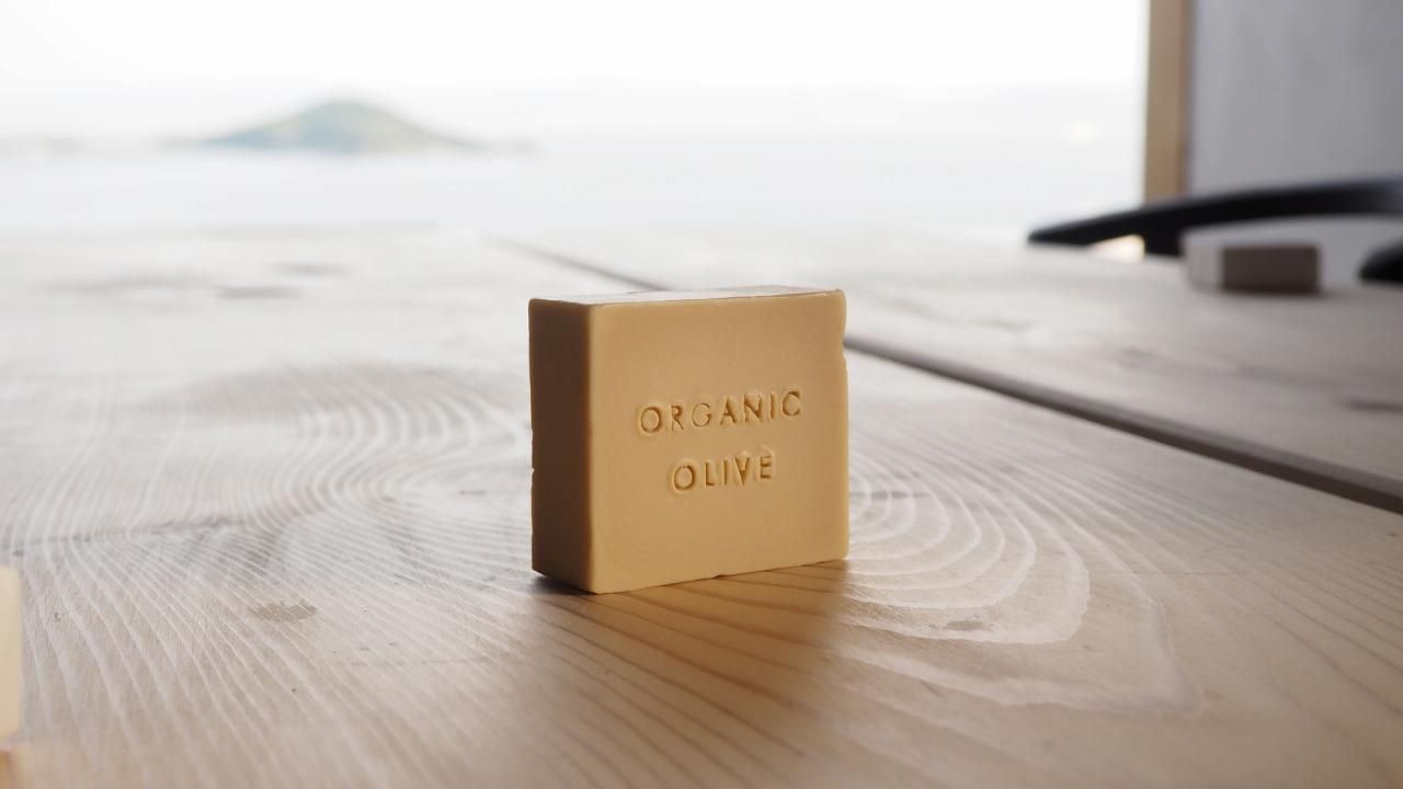 オリーブ農家がこだわり抜いた食用の小豆島産有機エキストラバージンオリーブオイルで石鹸を作りました。敏感肌の方や赤ちゃんに安心して使っていただきたい洗い上りがさっぱりする石鹸です。