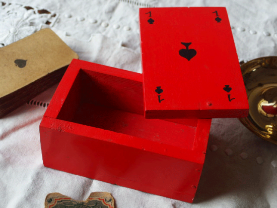 赤い木箱に入ったアンティークタロットカード