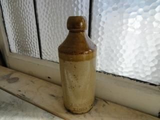 アンティークの陶器ボトル