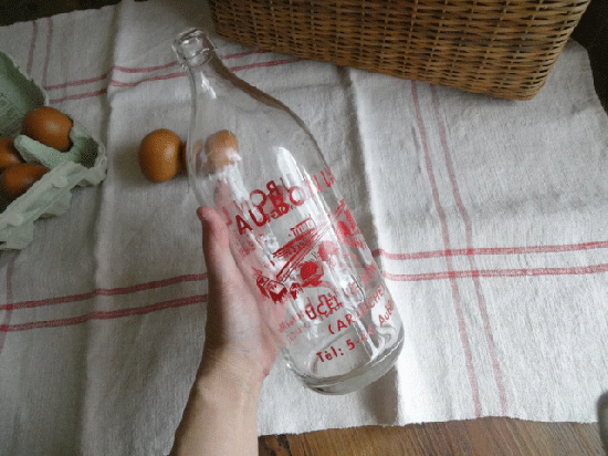 ミルクのアンティークボトル（ガラス製）　