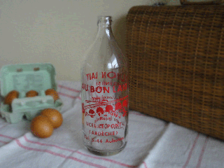 ミルクのアンティークボトル（ガラス製）　