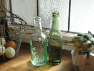 ガラス製　アンティークボトル２個セット