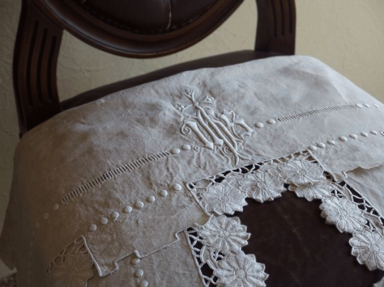 アンティーク イニシャル刺繍DP ベル風スカラップ花トリム