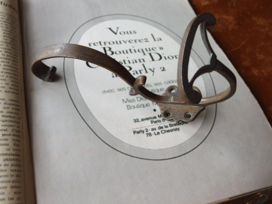 フランス  真鍮製 蔓のアンティークフック（１）