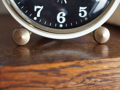 フランス JAZ 黒とアイボリーの目覚まし時計