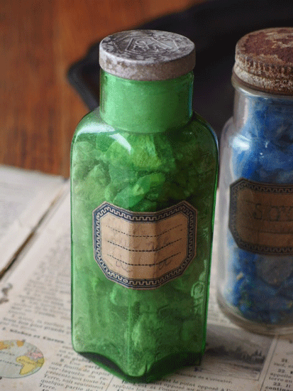 鉱物が入ったアンティーク瓶のセット 青とグリーン