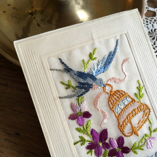 フランスアンティーク 刺繍カード（ベルをくわえた青い鳥とすみれの花）