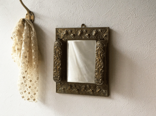 イギリスアンティーク 壁掛け 鏡と洋服ブラシのセット（真鍮製）