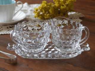 アンティーク プレスガラス製シュガーポットとクリーマーのセット（Jeannette glass社）