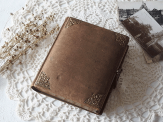 イギリスアンティーク ベルベットの表紙と真鍮留め具のフォトアルバム
