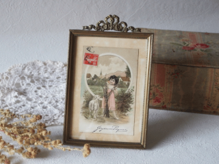 フランスアンティーク オルモル装飾 リボンのフォトフレーム（アンティークポストカード付）