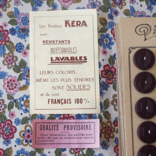 フランスヴィンテージ ボタンシートが入ったボタンの紙箱セット（チョコレート色）