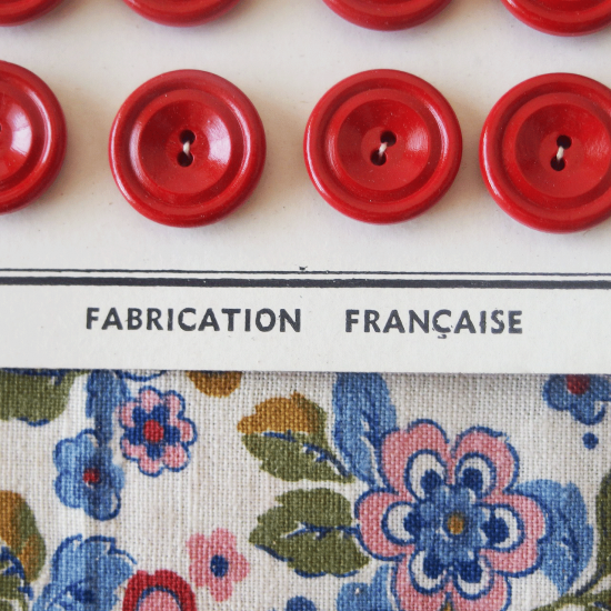 フランスヴィンテージ ボタンシートが入ったボタンの紙箱セット（赤色）