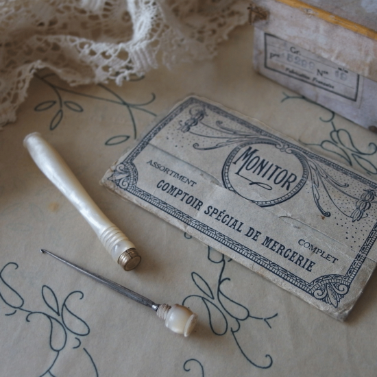フランスアンティーク | マザーオブパール製かぎ針ケースと紙製