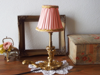 フランスアンティーク ローズピンクのシェードと真鍮製のテーブルランプ