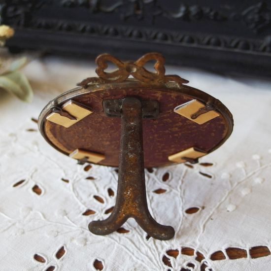 フランスアンティーク リボンモチーフの丸いフォトフレーム オルモル装飾