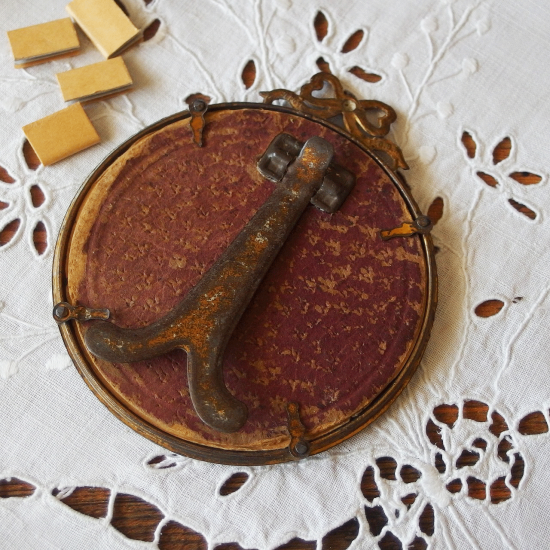 フランスアンティーク リボンモチーフの丸いフォトフレーム オルモル装飾