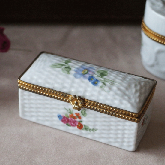 フランスアンティーク お花模様のリモージュボックス 真鍮製留め具付き（スクエア型）