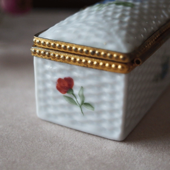 フランスアンティーク お花模様のリモージュボックス 真鍮製留め具付き（スクエア型）