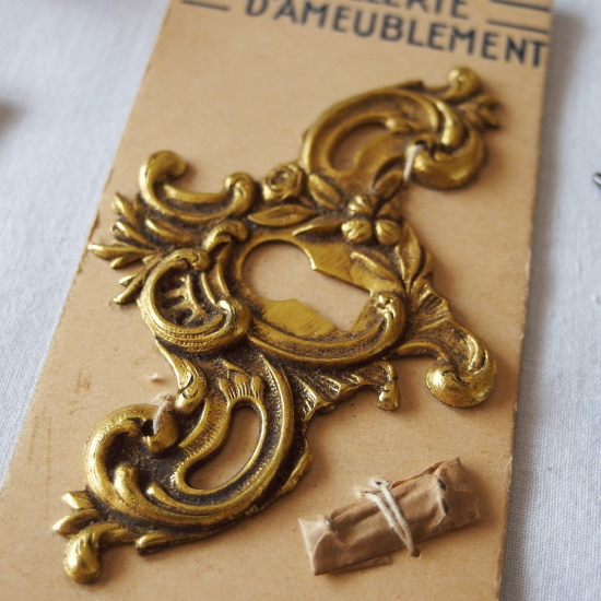 フランスアンティーク ロカイユと薔薇 鍵穴プレート（台紙と釘付き）