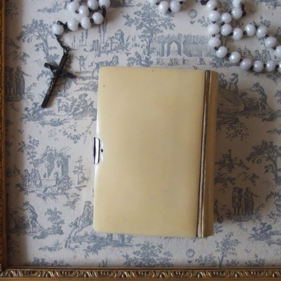 フランスアンティーク アイボリーのミゼル ミサ典礼書 聖書（ロカイユとモノグラムAM）