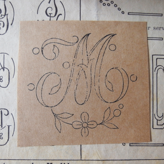 フランスアンティーク 刺繍用スタンプ モノグラム「M」とお花のスタンプ