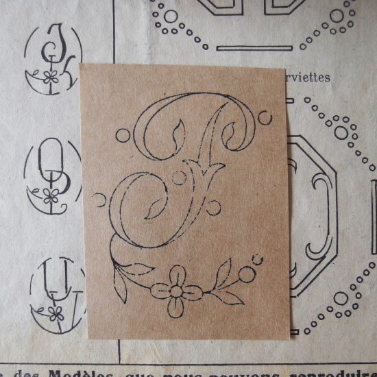フランスアンティーク 刺繍用スタンプ モノグラム「T」とお花のスタンプ