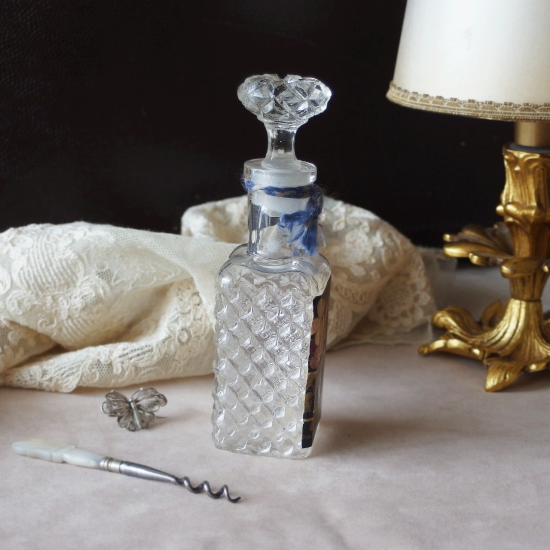 フランスアンティーク すみれのラベル付き 香水瓶（St Hubert PARIS EAU DE COLOGNE A LA VIOLTTE）