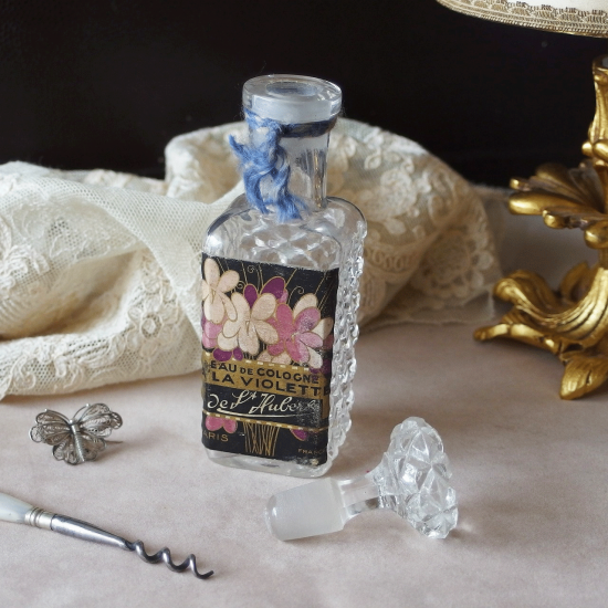フランスアンティーク すみれのラベル付き 香水瓶（St Hubert PARIS EAU DE COLOGNE A LA VIOLTTE）
