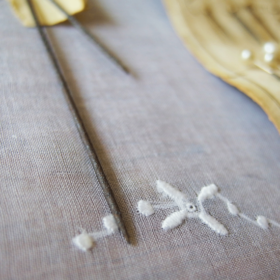 フランスアンティーク 初聖体のピン18本とガラス・木製のハットピンのセット サマリテーヌ百貨店の台紙付き