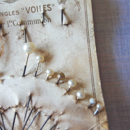 フランスアンティーク 初聖体のピン18本とガラス・木製のハットピンのセット サマリテーヌ百貨店の台紙付き